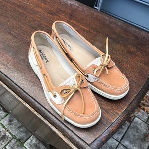 NEVER WORN Women’s Angelfish Metallic Boat Shoe